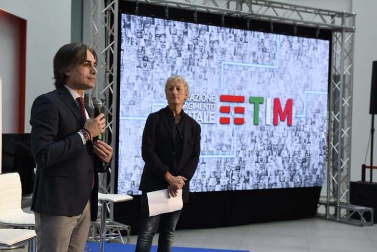 Tim, in Calabria un progetto per insegnare come utilizzare Internet