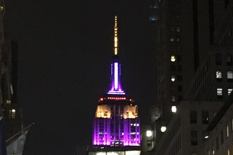 ANCHE L’EMPIRE STATE BUILDING OMAGGIA BRYANT