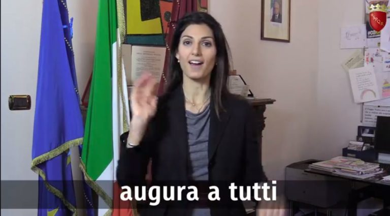 Gli auguri di Virginia Raggi nel linguaggio dei segni