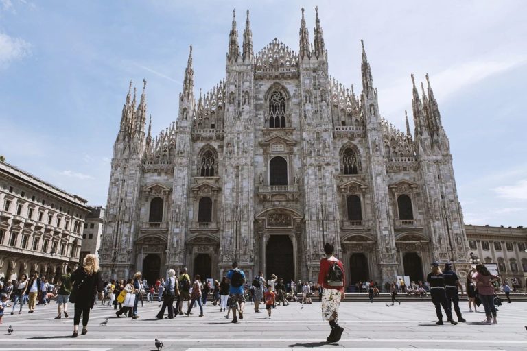 Smog, a Milano fino alle 18 tutti a piedi