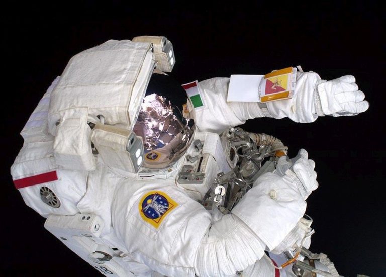 Parmitano lascia comando stazione spaziale, ritorna a terra