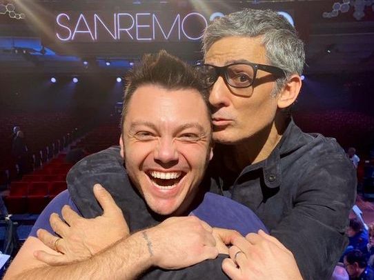 Sanremo, Fiorello abbraccia Tiziano Ferro “#fatevenarisata”