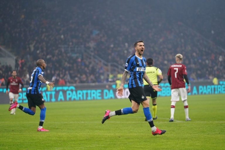 L’Inter vince il derby 4-2 in rimonta e aggancia la Juve in vetta