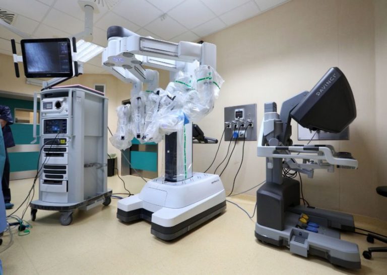 Primo intervento chirurgico al mondo con robot a Bologna