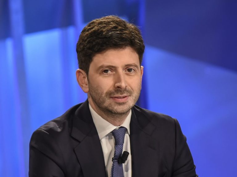 Speranza a infermieri “serve patto sociale per la salute”