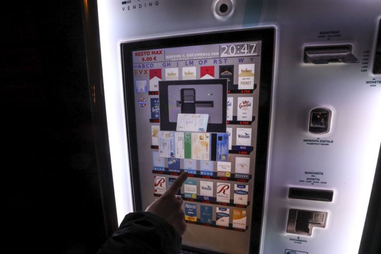 Piazza ordigno ma esplosione lo travolge, giovane muore a Catania