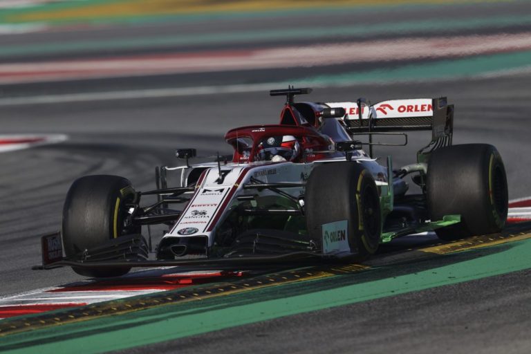 Miglior tempo Raikkonen a Barcellona, polemiche sul volante Mercedes
