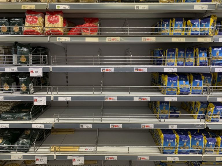 Coronavirus, rientra la corsa ai supermercati