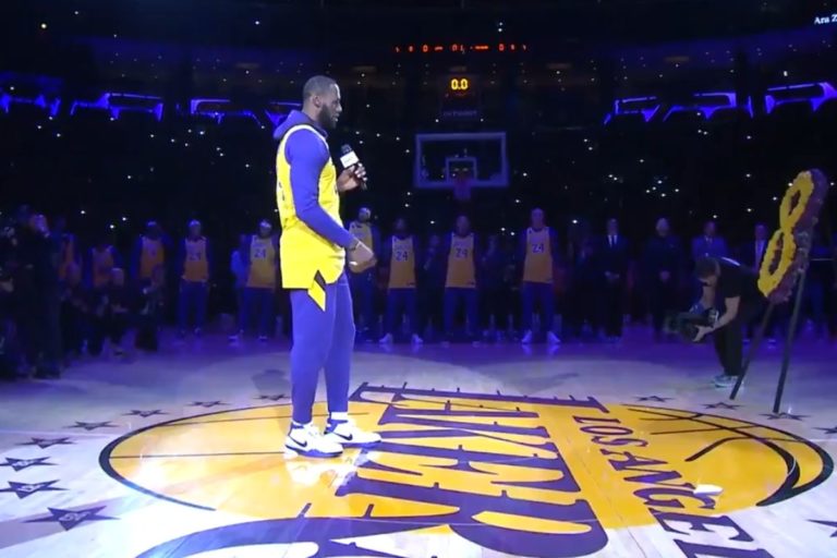 LACRIME E COMMOZIONE, I LAKERS OMAGGIANO BRYANT