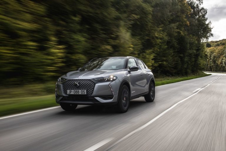 DS 3 Crossback E-Tense dribbla i blocchi del traffico