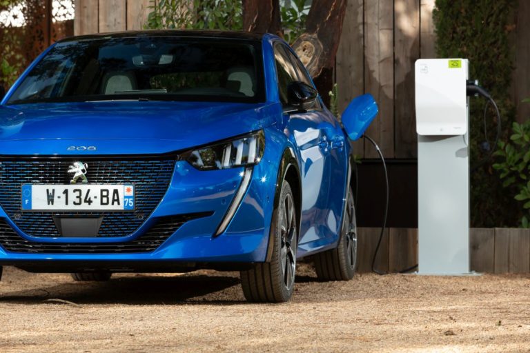 Peugeot e-208 e e-2008 anche per i neopatentati