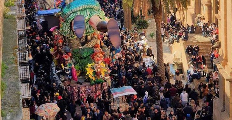 Carnevale di Sciacca, bimbo muore cadendo da un carro