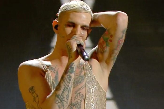 Sanremo, Fiorello si veste da prete e Lauro si denuda