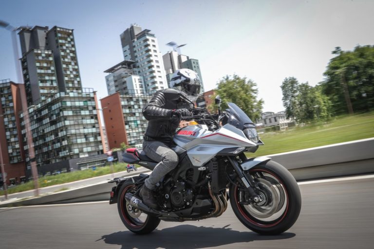 Suzuki Katana debutta negli showroom auto