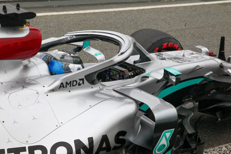 Bottas davanti a Verstappen che si nasconde