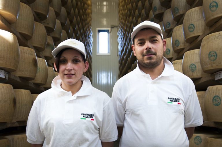 Dal consorzio Parmigiano Reggiano un corso per i casari