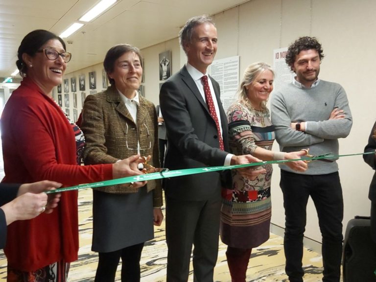 Milano, inaugurata la mostra sull’estetica oncologica