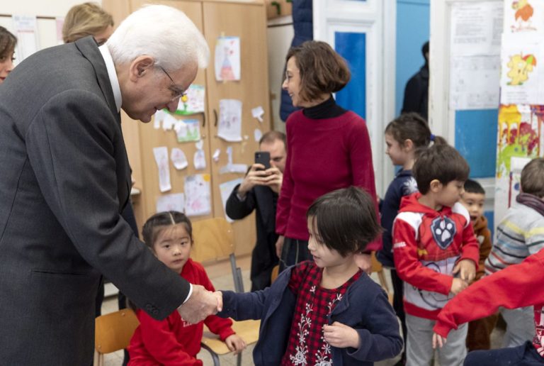 Mattarella visita a sorpresa una scuola di Roma