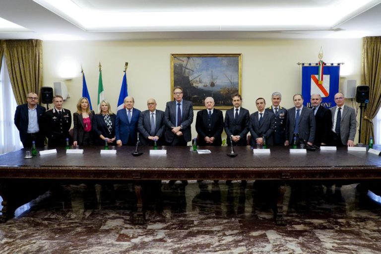 De Luca “Trasporti gratis a forze ordine per 3 anni”