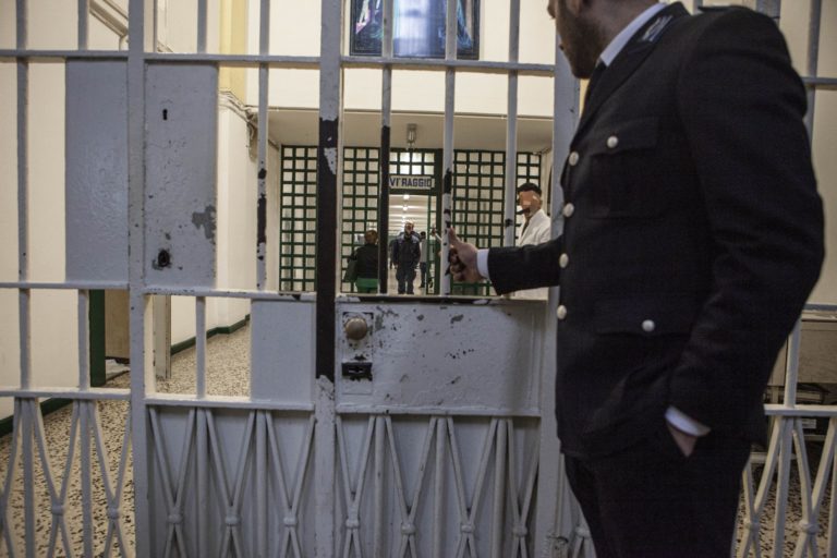 Coronavirus, rivolta al carcere di Foggia con una ventina di evasi