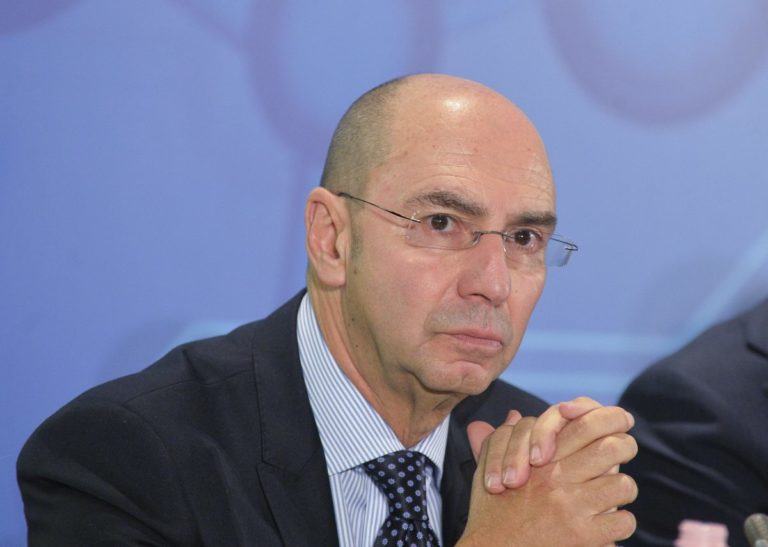 Coronavirus, Roche cede gratis il farmaco che aiuta gli intubati