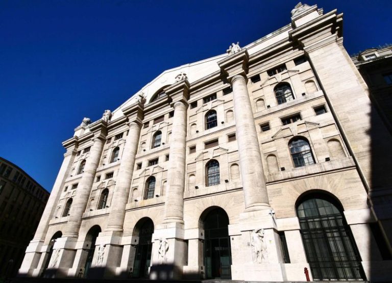 Piazza Affari affonda, peggior calo di sempre
