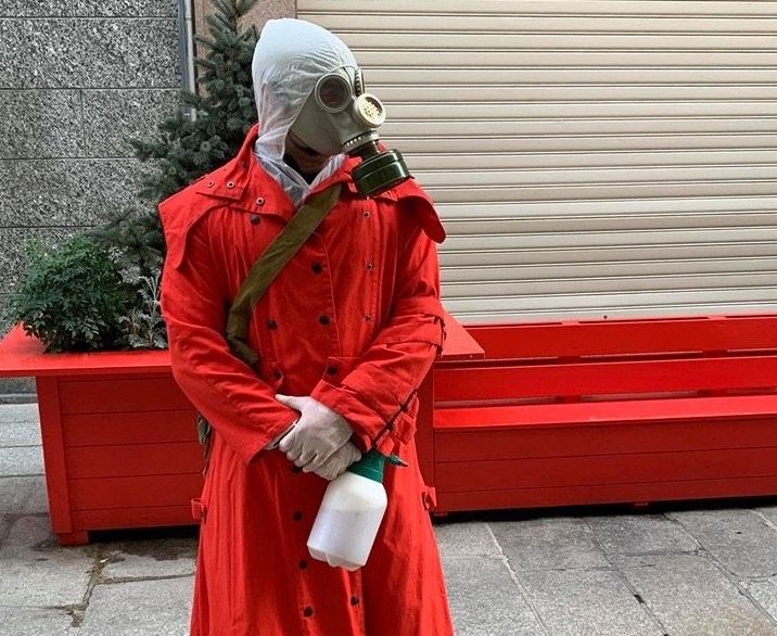 Disinfetta la gente in strada ad Alessandria, deferito