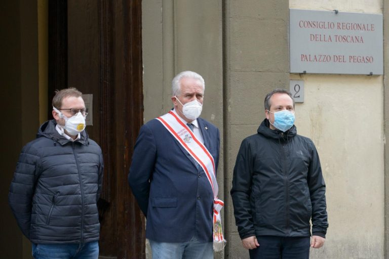 Coronavirus, silenzio e bandiere a mezz’asta a Palazzo del Pegado