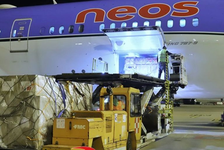 Atterrato volo umanitario Neos con 25 tonnellate di aiuti dalla Cina