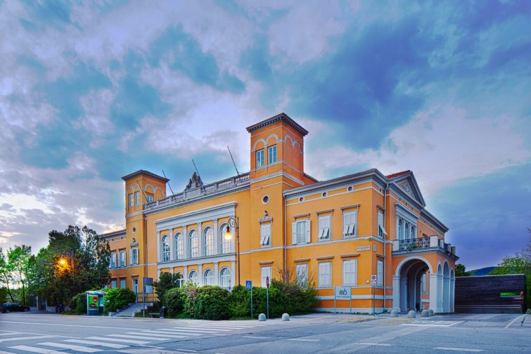 Studiò a Trieste, cinese dona 4.000 mascherine a città