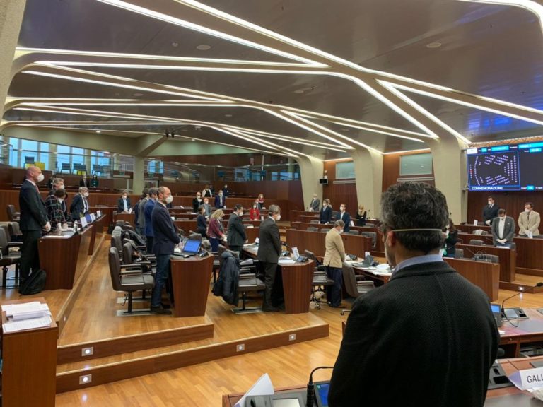 Coronavirus, in Consiglio momento di raccoglimento