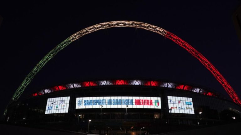Inghilterra-Italia, tricolore illumina arco Wembley