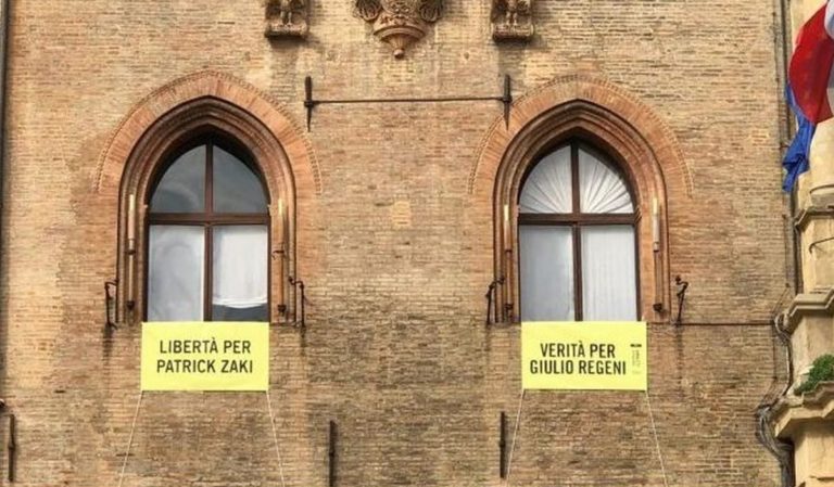 “Libertà per Zaki”, striscione sul palazzo comunale di Bologna