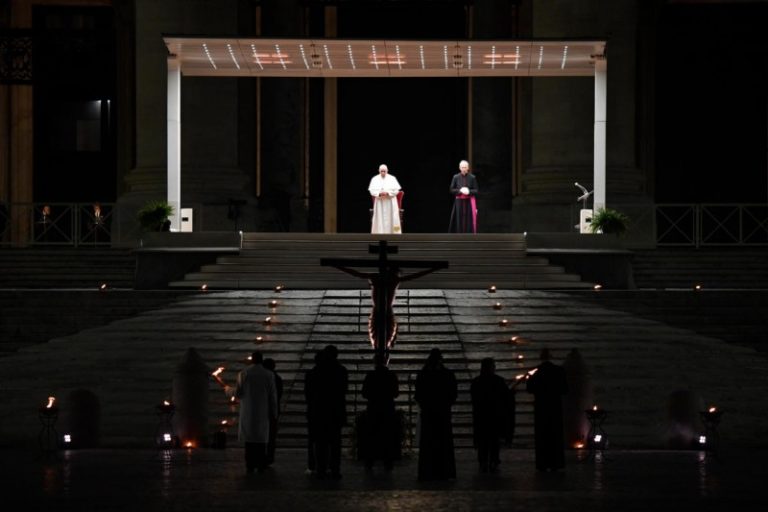 In una piazza S.Pietro vuota la Via Crucis in nome di medici e detenuti
