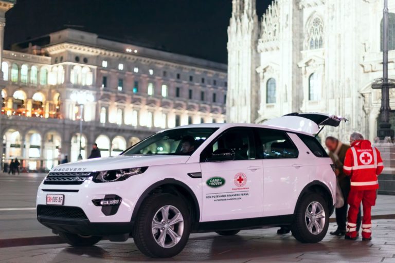 Jaguar Land Rover Italia ancora al fianco della Croce Rossa