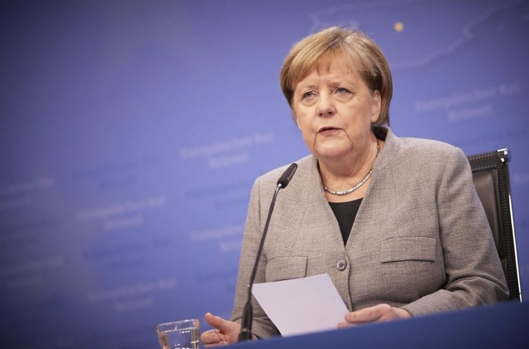 Merkel “No agli eurobond, trovare altri strumenti di solidarietà”