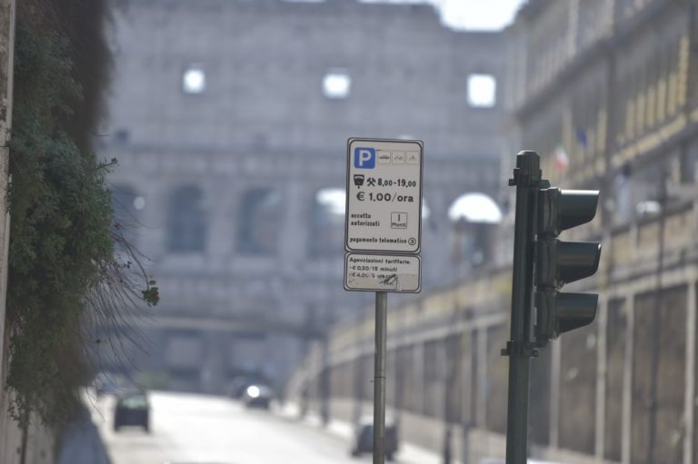 A Roma strisce blu gratis e spiagge off limits fino al 3 maggio