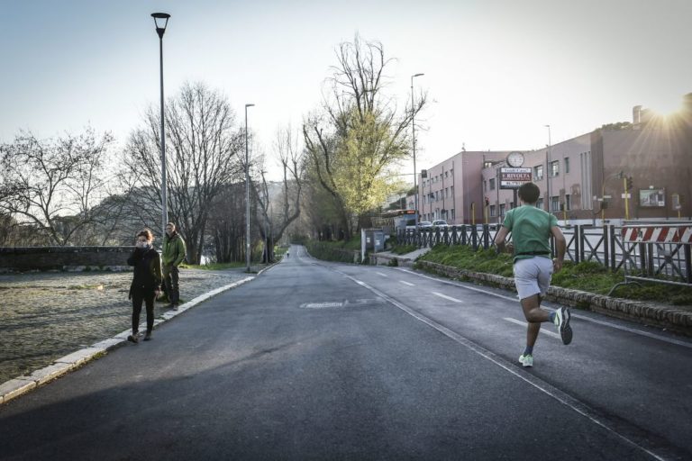 In Campania consentito passeggiare ma niente jogging