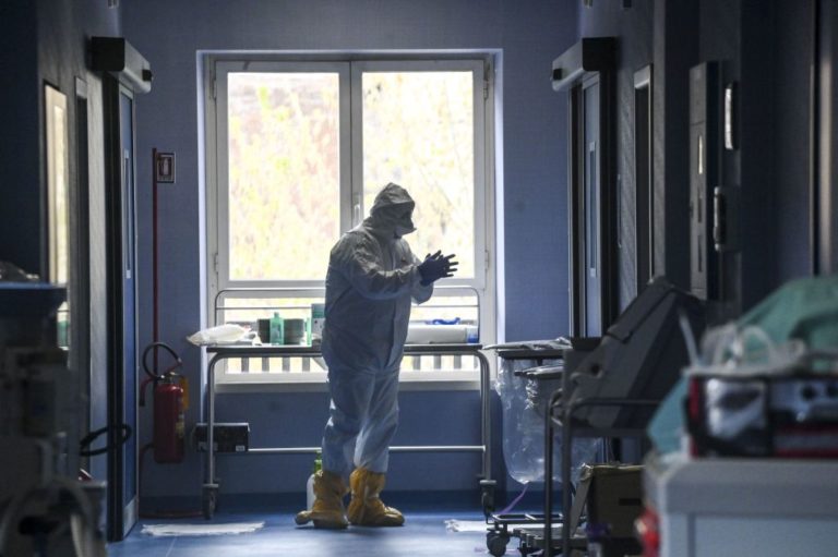 Intesa Sanpaolo dona indumenti intimi a ricoverati Covid