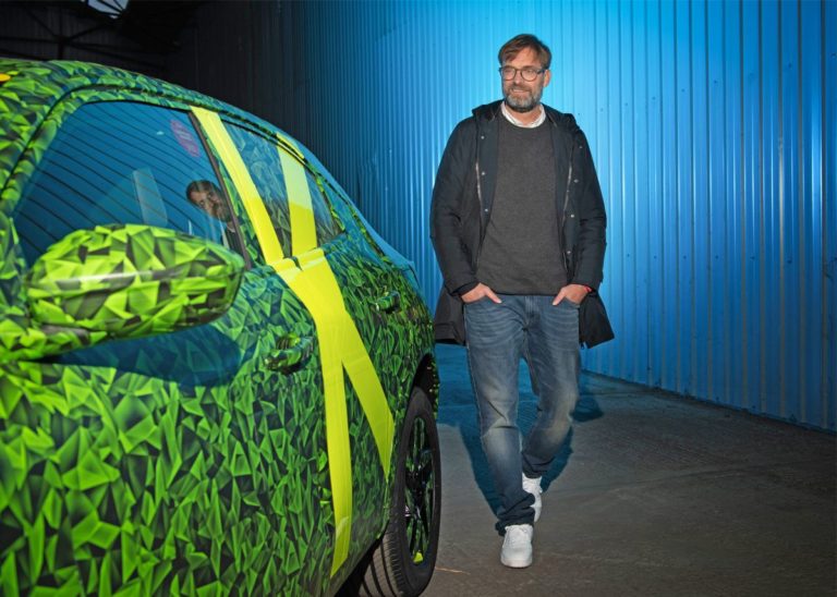 Jürgen klopp ha già guidato il nuovo Opel Mokka