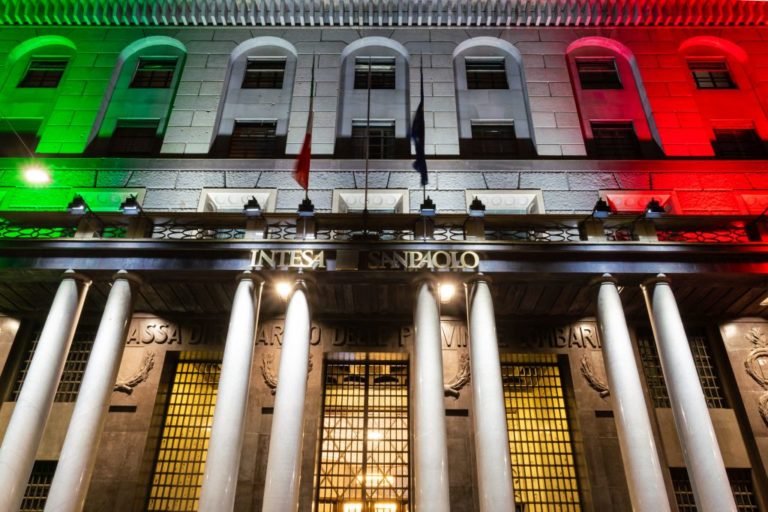 Milano, led tricolori per i palazzi di Intesa Sanpaolo
