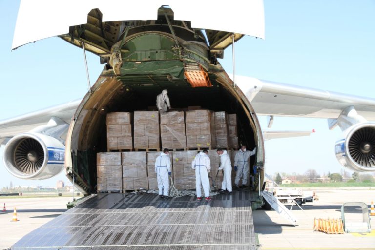 Atterrato a Bologna primo volo dalla Cina con materiale sanitario