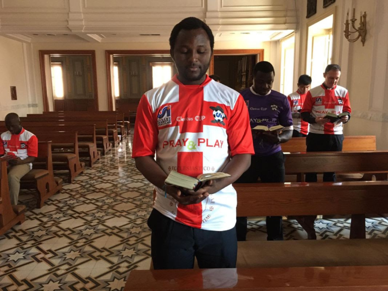 La Clericus Cup scende in campo, ma con le preghiere