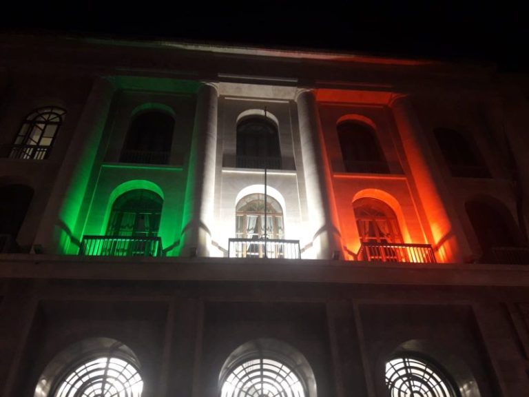 Napoli, Tricolore illumina sede di Intesa Sanpaolo