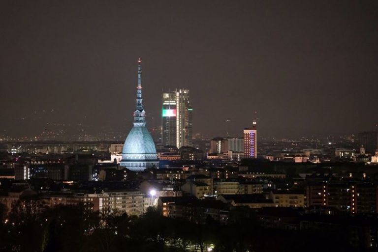 Torino, Tricolore illumina il grattacielo Intesa Sanpaolo