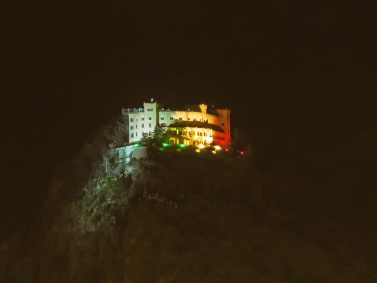 Castello Utveggio a Palermo illuminato dal tricolore