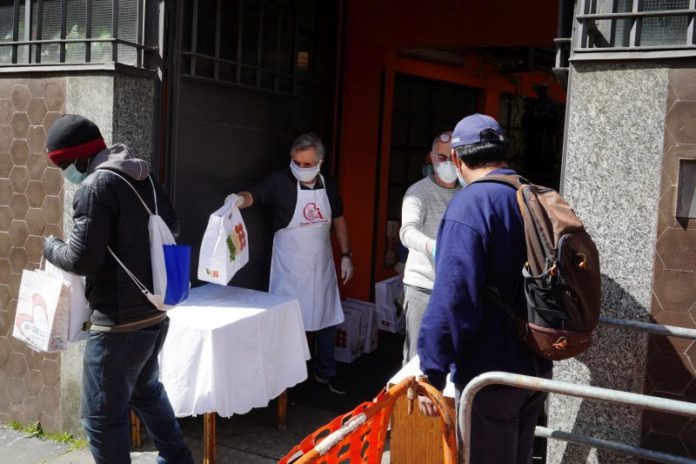 EMERGENZA CORONAVIRUS, DISTRIBUZIONE DEI PASTI AI BISOGNOSI ALLA MENSA FRANCESCANA DI SANT’ ANTONIO