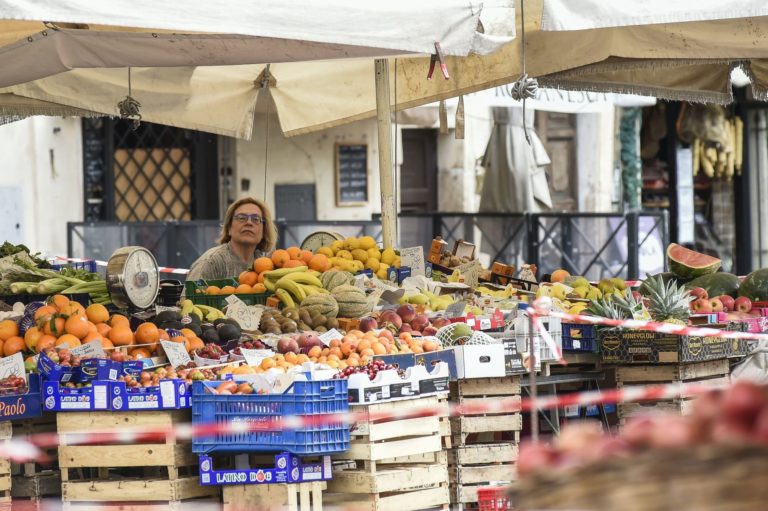 Coronavirus, in Campania via libera a mercati e sport individuale