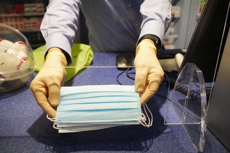 Accordo Arcuri-distributori, le mascherine tornano in farmacia