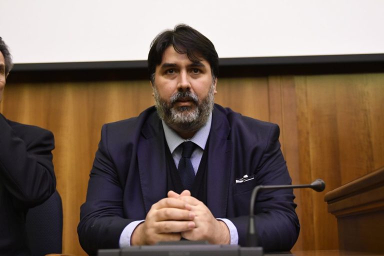 Coronavirus, Sardegna: Solinas “Attivita’ commerciali riaprono subito”